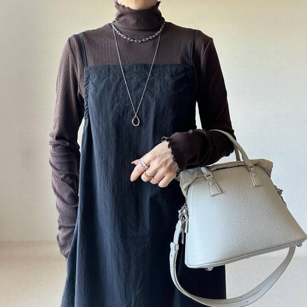 「これ間違いない秋服」って♡【GU】大人コーデに華を添える！「タートルネックT」