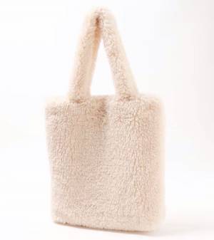 秋冬といったらコレ！コーデのポイントに欲しい♡【もこもこバッグ】