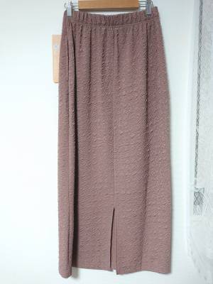 「1419円で買えちゃう！」【しまむら】から”大人上品”な「ナロースカート」が登場！！