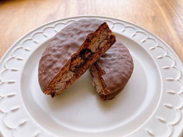 「チョコレートの沼」って何っ？！【セブンイレブン】”チョコパイ”は「どこを食べてもチョコレート」！