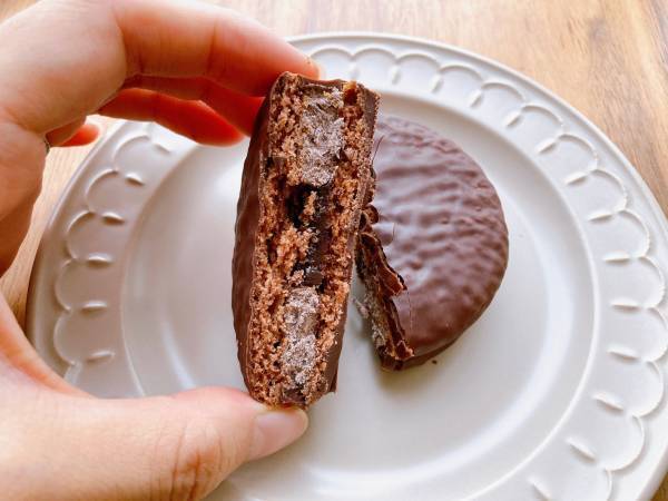 「チョコレートの沼」って何っ？！【セブンイレブン】”チョコパイ”は「どこを食べてもチョコレート」！