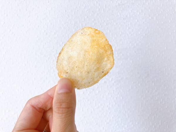 「コーラを片手に食べたくなる」！！【ファミチキ20億食突破記念】”ポテトチップスファミチキ味”は「再現度」高っ！