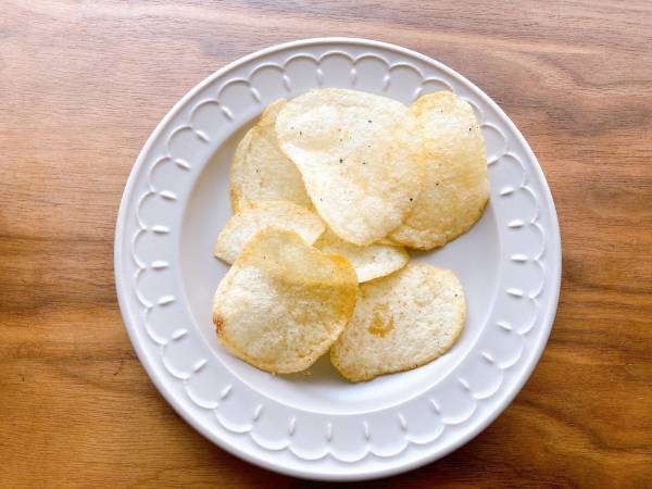 「コーラを片手に食べたくなる」！！【ファミチキ20億食突破記念】”ポテトチップスファミチキ味”は「再現度」高っ！