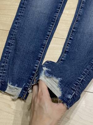 《こだわり》が凄いっ！！【ZARA】「ストレッチ素材」の”ダメージデニム”は「脚長効果抜群」です！