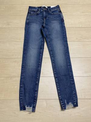 《こだわり》が凄いっ！！【ZARA】「ストレッチ素材」の”ダメージデニム”は「脚長効果抜群」です！