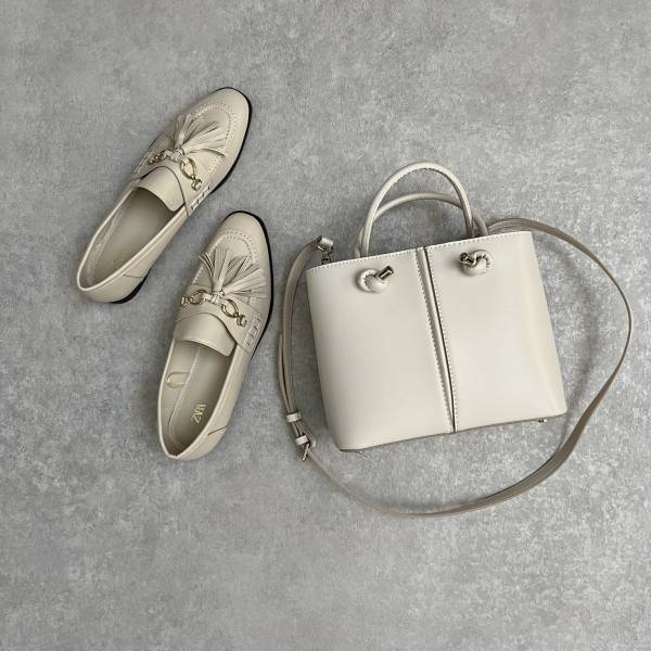 《一年中使える》「シンプルで可愛い！」【ZARA】秋ピッタリ！“ホワイト小物”を使ったコーデ集