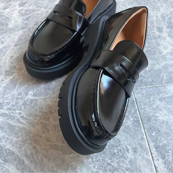 【ユニクロ】「話題」の「大満足」”シューズ”が「文句なし」すぎたっ！