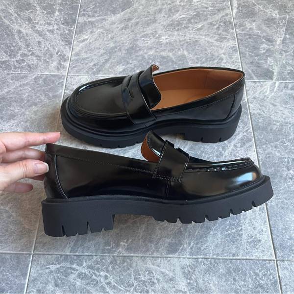 【ユニクロ】「話題」の「大満足」”シューズ”が「文句なし」すぎたっ！