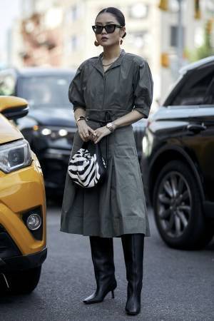 足元に「ブーツ」を迎えればたちまち装いが秋っぽくシフト！【ストリートスナップ】