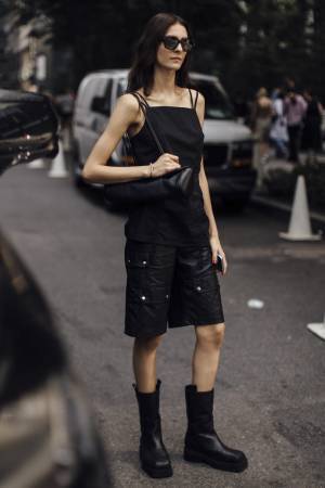 足元に「ブーツ」を迎えればたちまち装いが秋っぽくシフト！【ストリートスナップ】