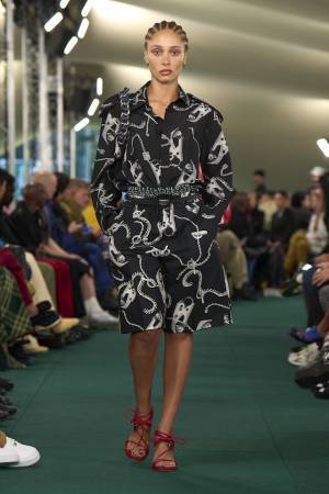 【2024年春夏 ロンドンFW】ロージー・ハンティントン＝ホワイトリーらが来場！バーバリーの最新ルックに注目