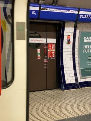 【2024年春夏 ロンドンFW】ロージー・ハンティントン＝ホワイトリーらが来場！バーバリーの最新ルックに注目