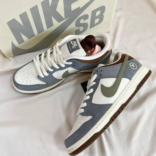 秋コーデと相性抜群♡ 大活躍すること、間違いなしッ！「スニーカー」