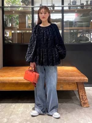 上品な可愛さ♡ シンプルになりすぎない「ペプラムトップス」とは？