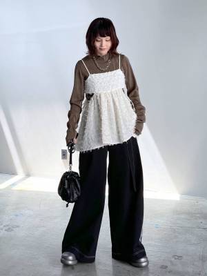 上品な可愛さ♡ シンプルになりすぎない「ペプラムトップス」とは？