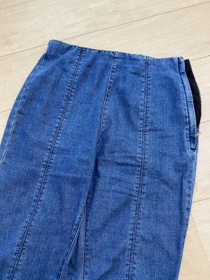 このボトムス「やみつき」になる？！【GU】の”スリットフレアジーンズ”は履いてみると思わずトリコに…！♡