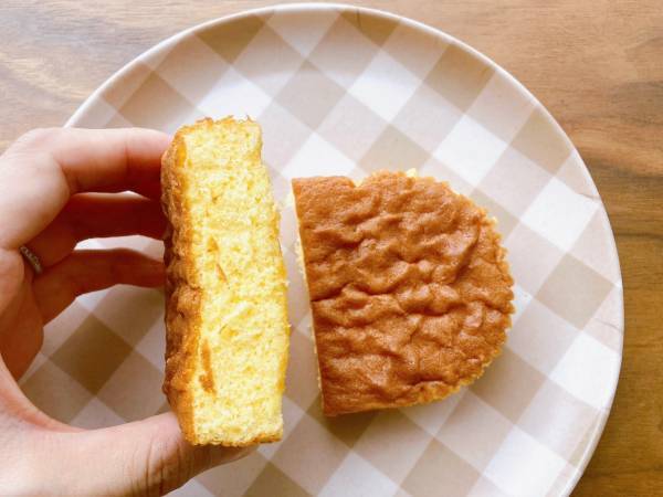 「117円」で「懐かしさ」を感じる？！【ローソン】”ざらめカステラケーキ”が「おいしい」