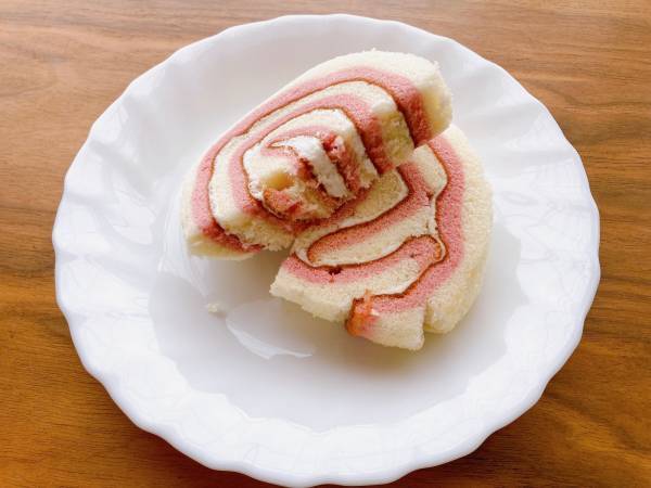 「パケ買いしたくなる」！！【ファミリーマート】”むてきキャンディーみたいなロールケーキ”で「パワーアップ」！