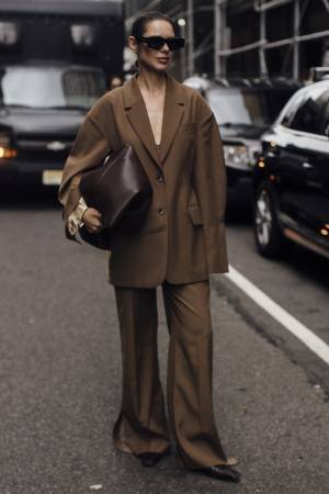 「ベージュ/ブラウン」で秋を呼び込む！ ぼんやりしないコーデ術【ストリートスナップ】