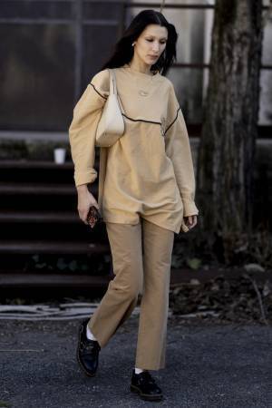 「ベージュ/ブラウン」で秋を呼び込む！ ぼんやりしないコーデ術【ストリートスナップ】