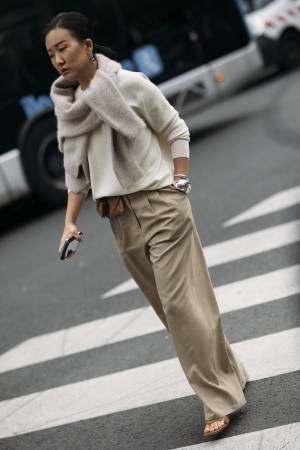 「ベージュ/ブラウン」で秋を呼び込む！ ぼんやりしないコーデ術【ストリートスナップ】