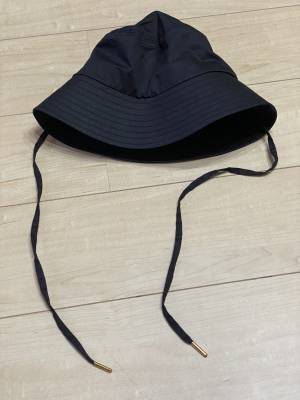 「吸水速乾」かつ「抗菌消臭」もしてくれる！【しまむら】”ひもつきバケットハット”は「自由自在」に使える♡