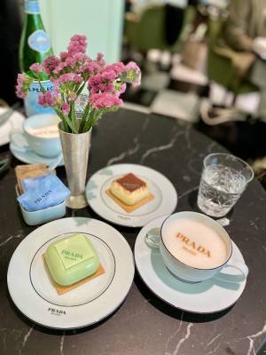 【2024年春夏 ロンドンFW】クロックスとのコラボが話題！シモーネ・ロシャの最新ルックに注目