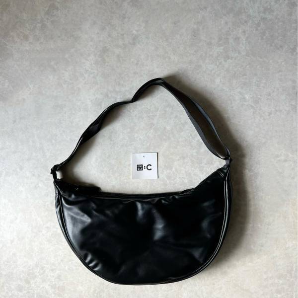 レザー調が高見え♡【ユニクロ】マニア激推し！買わなきゃ損♡「優秀ラウンドバッグ」