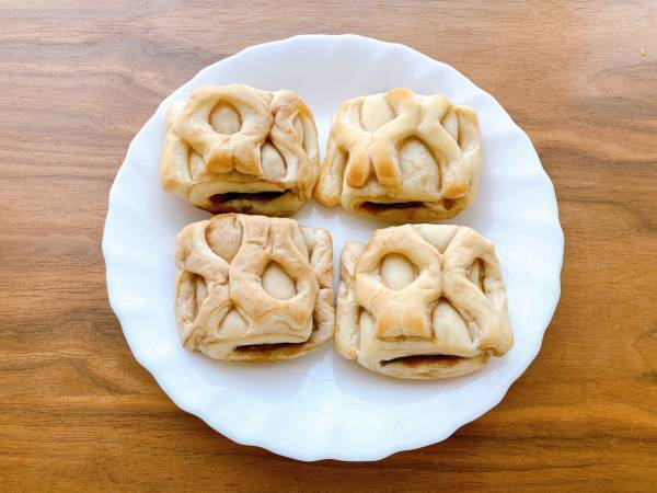 きなこ好きに食べてほしい…！【セブンイレブン】黒蜜×きなこがたまらん♡”もっちりパン”は4個で170円！