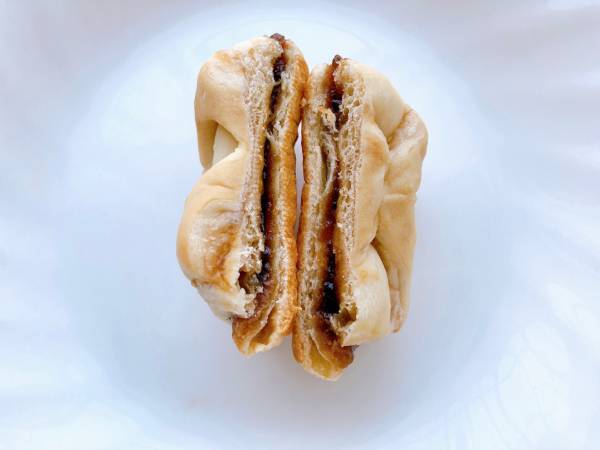 きなこ好きに食べてほしい…！【セブンイレブン】黒蜜×きなこがたまらん♡”もっちりパン”は4個で170円！