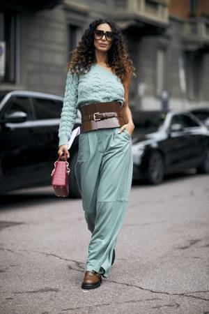 ファッションウィークでキャッチしたおしゃれ賢者たちの最旬「女っぽニット」の着こなし方