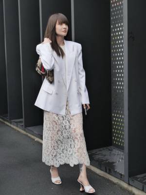 【ミラノストリートスナップ】秋冬のお出かけ気分を盛り上げる「映えホワイト」