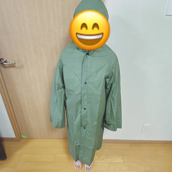 【ダイソー】とは思えない！！「コンパクト」な”レインコート”が「シンプルでオシャレ」！