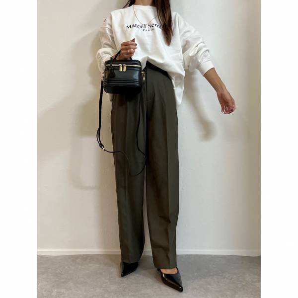 「一着持っていると大活躍」の【UNIQLO】”タックワイド”ボトムスは「スウェット」と「相性抜群」！