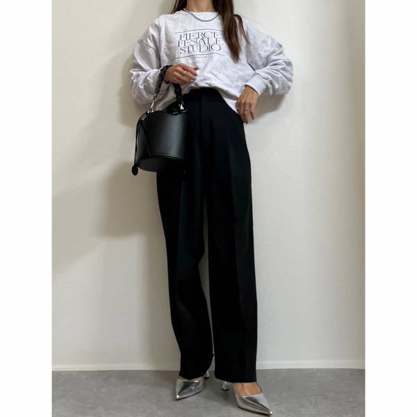 「一着持っていると大活躍」の【UNIQLO】”タックワイド”ボトムスは「スウェット」と「相性抜群」！