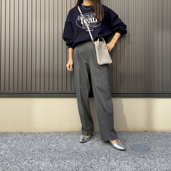 「一着持っていると大活躍」の【UNIQLO】”タックワイド”ボトムスは「スウェット」と「相性抜群」！