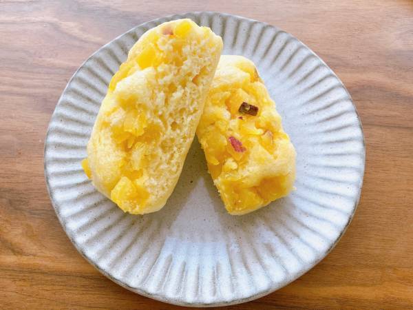 『秋』を感じたっ！！【セブンイレブン】「口いっぱい」に広がるおいしさ！”なると金時さつまいも蒸しぱん”