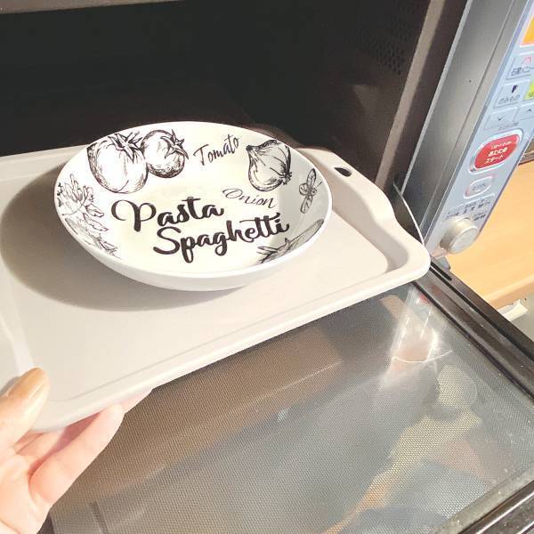 ＜もう手放せない！！＞電子レンジの「悩み」を解決！！【セリア】「一石二鳥」の”トレー”が万能！