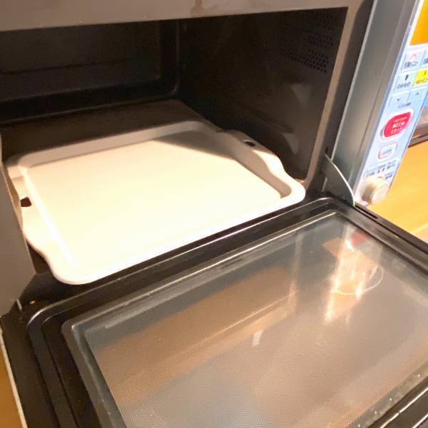 ＜もう手放せない！！＞電子レンジの「悩み」を解決！！【セリア】「一石二鳥」の”トレー”が万能！