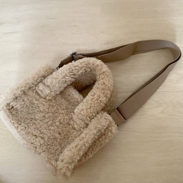 ＜一気に季節感アップ＞チェック派？ボア派？【GU】の「秋冬におすすめ」”バッグ”2選