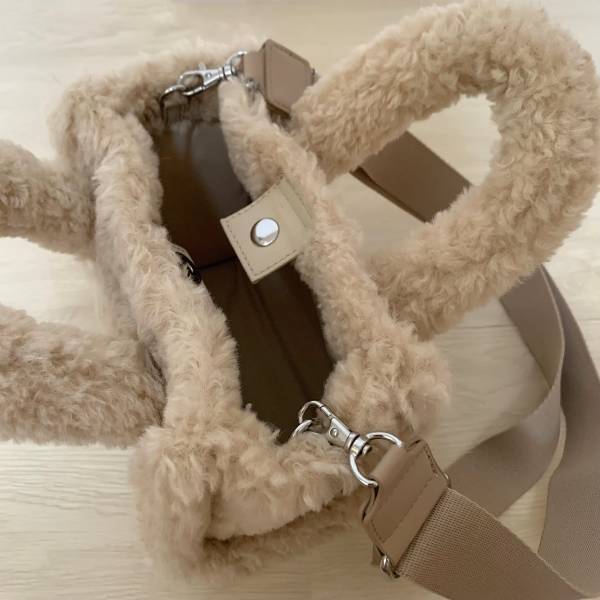 ＜一気に季節感アップ＞チェック派？ボア派？【GU】の「秋冬におすすめ」”バッグ”2選