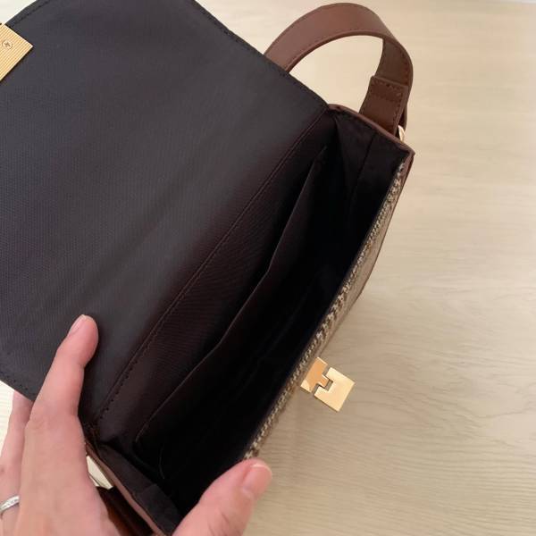 ＜一気に季節感アップ＞チェック派？ボア派？【GU】の「秋冬におすすめ」”バッグ”2選