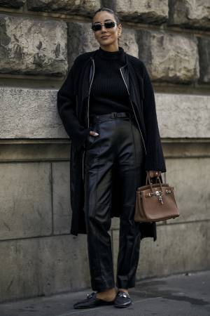 「オールブラック」のワンカラーコーデを成功させるには？【ストリートスナップ】