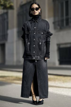 「オールブラック」のワンカラーコーデを成功させるには？【ストリートスナップ】