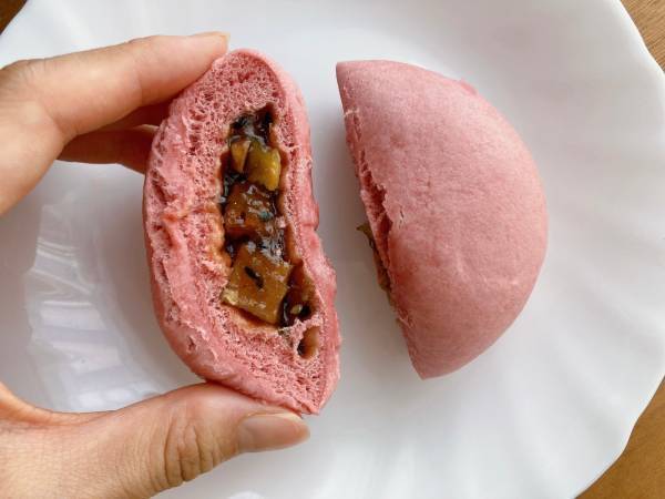 「濃厚な蜜」と「ほくほく感」がたまらぁん…♡【ローソン】“大学いもまん”が「食べ応え」ばっちりで絶品