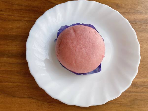 「濃厚な蜜」と「ほくほく感」がたまらぁん…♡【ローソン】“大学いもまん”が「食べ応え」ばっちりで絶品