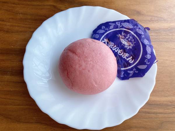 「濃厚な蜜」と「ほくほく感」がたまらぁん…♡【ローソン】“大学いもまん”が「食べ応え」ばっちりで絶品