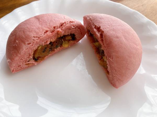 「濃厚な蜜」と「ほくほく感」がたまらぁん…♡【ローソン】“大学いもまん”が「食べ応え」ばっちりで絶品