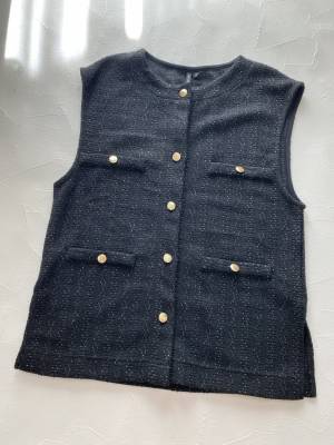 「コーデがワンランク上に！」【しまむら】の「1419円」ツイード風ベストが超使える！