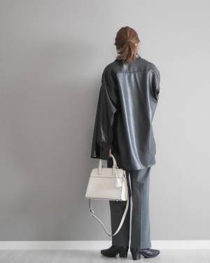 ＜バズる予感ぷんぷん＞ 【GU】今の時期から長ーく使える！「レザー風シャツ」